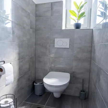 Moderne Und Komfortable 3-zimmer-wohnung In Einem Historischen Gebaeude Naehe Bahnhof Oberbarmen, Apartment *