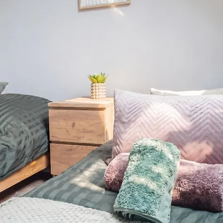 Moderne Und Komfortable 3-zimmer-wohnung In Einem Historischen Gebaeude Naehe Bahnhof Oberbarmen, Apartment